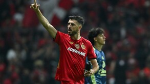 Paulinho festejando el gol que le anotó al América en la Jornada 17 del Apertura 2025.