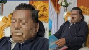 Cuerpo de un hombre sentado con una revista en la mano