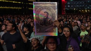 Personas disfrutando la proyección del concierto de Juan Gabriel en el Zócalo de la Ciudad de México.