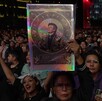 Personas disfrutando la proyección del concierto de Juan Gabriel en el Zócalo de la Ciudad de México.