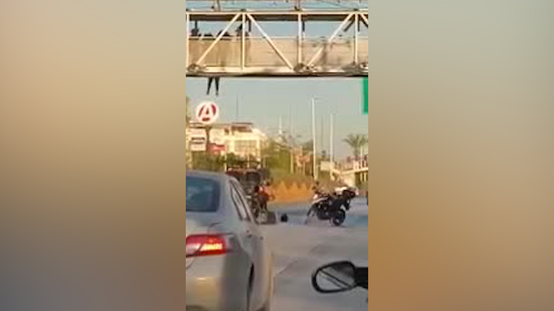 El sujeto se encontraba colgando de un puente peatonal, cuando la camioneta del GRT intentaba acomodarse para aligerar una posible caída.