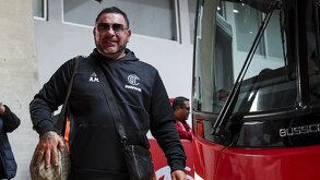 Antonio Mohamed bajando del autobús de Toluca previo al juego contra América de la jornada 17 en Liga MX.