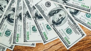 Dólares estadounidenses sobre una mesa.