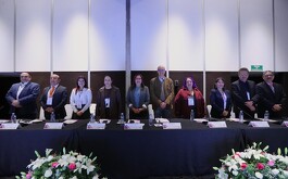 Personas encaegadas del INE tras una mesa