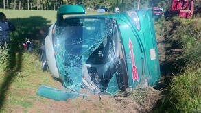 Autobús volcado en la carretera Santiago Tianguistenco-Chalma.
