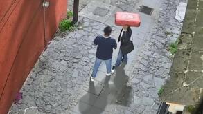 Hombre se acerca a adulto mayor para asaltarlo en Coyoacán