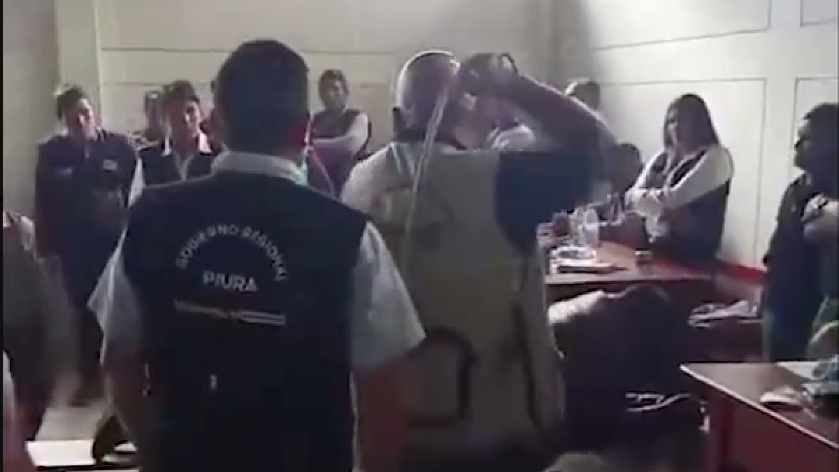 Organización de campesinos azotando a alcalde de Piura, Perú, por presuntamente no cumplir sus promesas a la comunidad.