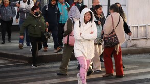 Personas abrigadas caminan por la Ciudad de México ante loas alertas por bajas temperaturas