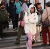 Personas abrigadas caminan por la Ciudad de México ante loas alertas por bajas temperaturas