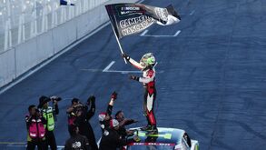 Alex de Alba, piloto originario de San Luis Potosí, se convirtió en el Campeón 2025 de Nascar México Series.