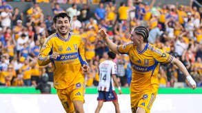 Ángel Correa junto a Marcelo Flores en el partido ante San Luis en la Liga MX.