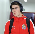 Armando 'Hormiga' González llegando al partido contra Monterrey en la Jornada 17 del Apertura 2025.