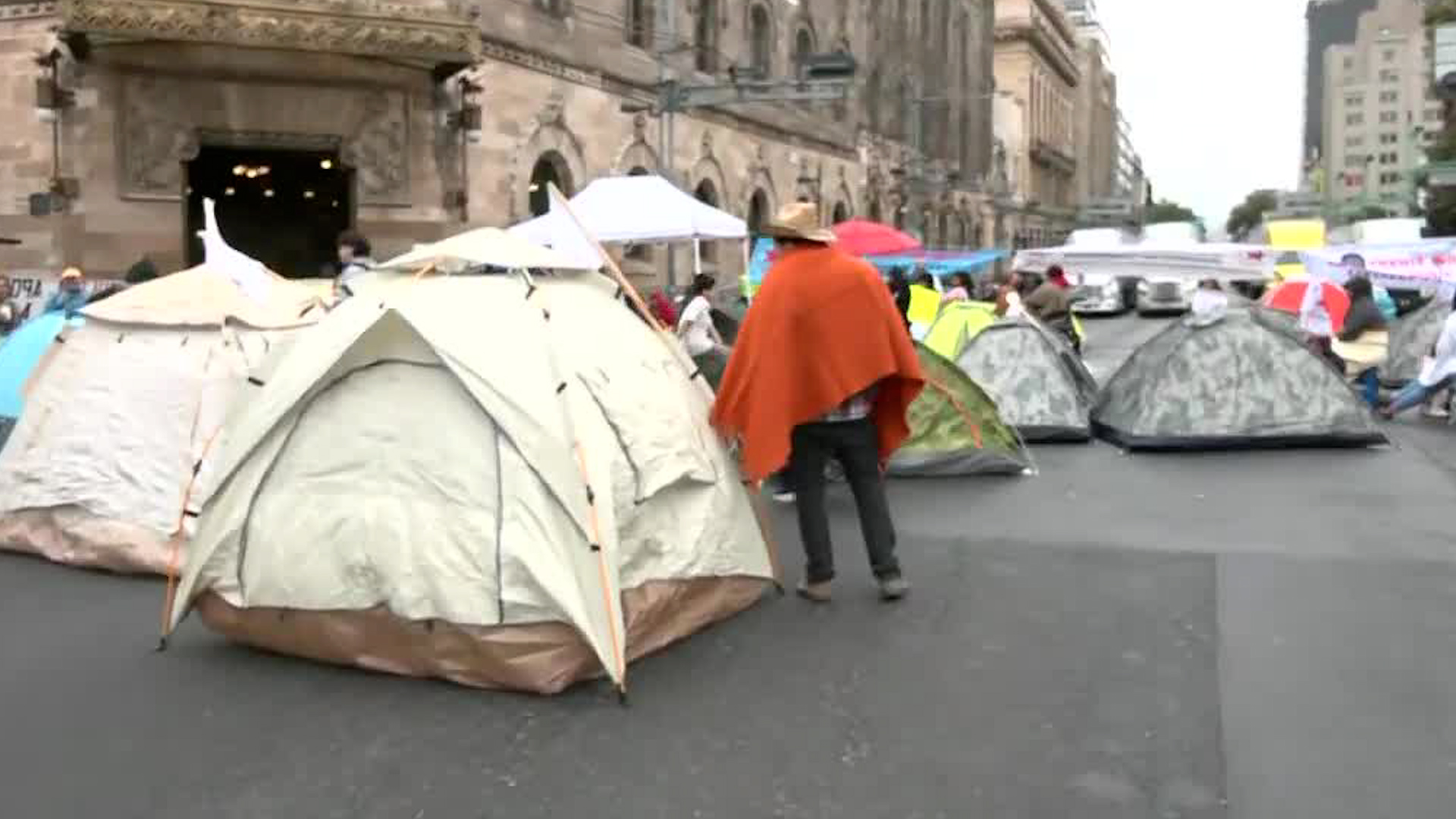 La comunidad Triqui colocaron un campamento en el cruce del Eje Central por una presunta falta de respuesta con las autoridades.