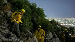 PC y bomberos de NL se moviliza a cerro topo por incendio