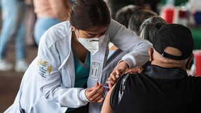 Enfermera vacunando a un hombre en Ciudad Universitaria, UNAM.