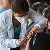 Enfermera vacunando a un hombre en Ciudad Universitaria, UNAM.