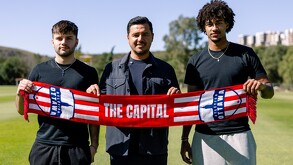 Diego Mejía y su cuerpo técnico posando con una bufanda del Atlético Ottawa.