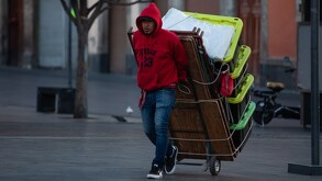 Hombre trabajando al aire libre en la Ciudad de México.