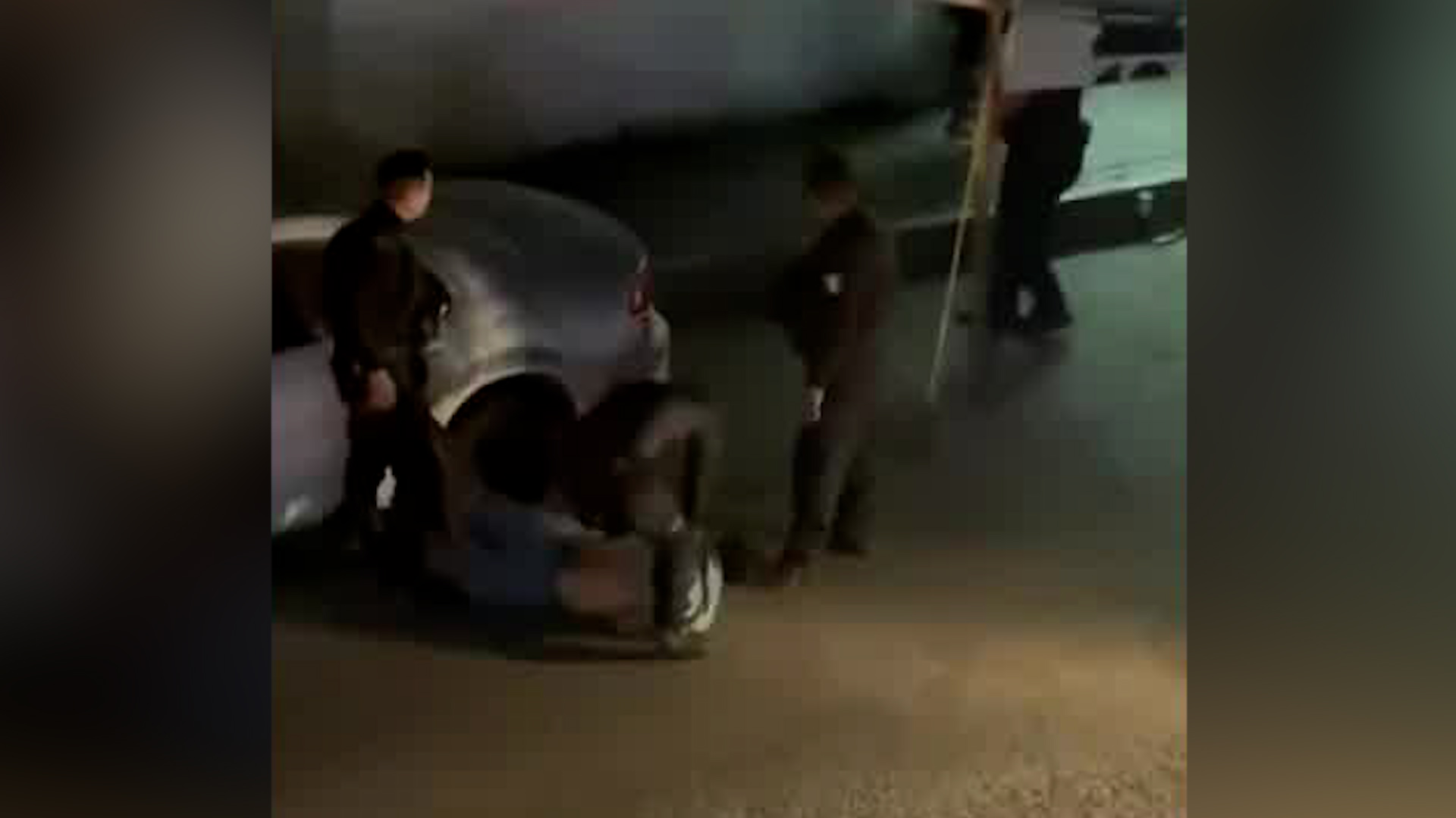 Además, los cuatro elementos policiales también fueron acusados de abuso de autoridad contra el hombre detenido.