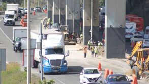 Bloqueo en carriles de la autopista México-Puebla por obras de mantenimiento al asfalto e infraestructura vial.
