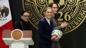 Claudia Sheinbaum sosteniendo en sus manos el Trionda, balón oficial del Mundial 2026 en México, Estados Unidos y Canadá,