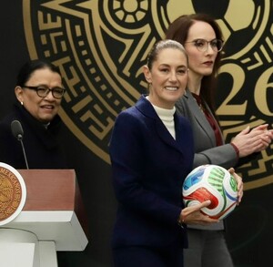 Claudia Sheinbaum sosteniendo en sus manos el Trionda, balón oficial del Mundial 2026 en México, Estados Unidos y Canadá,