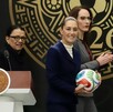 Claudia Sheinbaum sosteniendo en sus manos el Trionda, balón oficial del Mundial 2026 en México, Estados Unidos y Canadá,