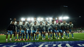 Foto del equipo completo del Club Puebla, en el estadio Cuauhtémoc.