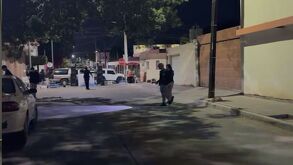 Foto de un terrible ataque armado en Culiacán, Sinaloa, que dejó 4 muertos y varios heridos, agentes atendiendo el llamado de emergencia.