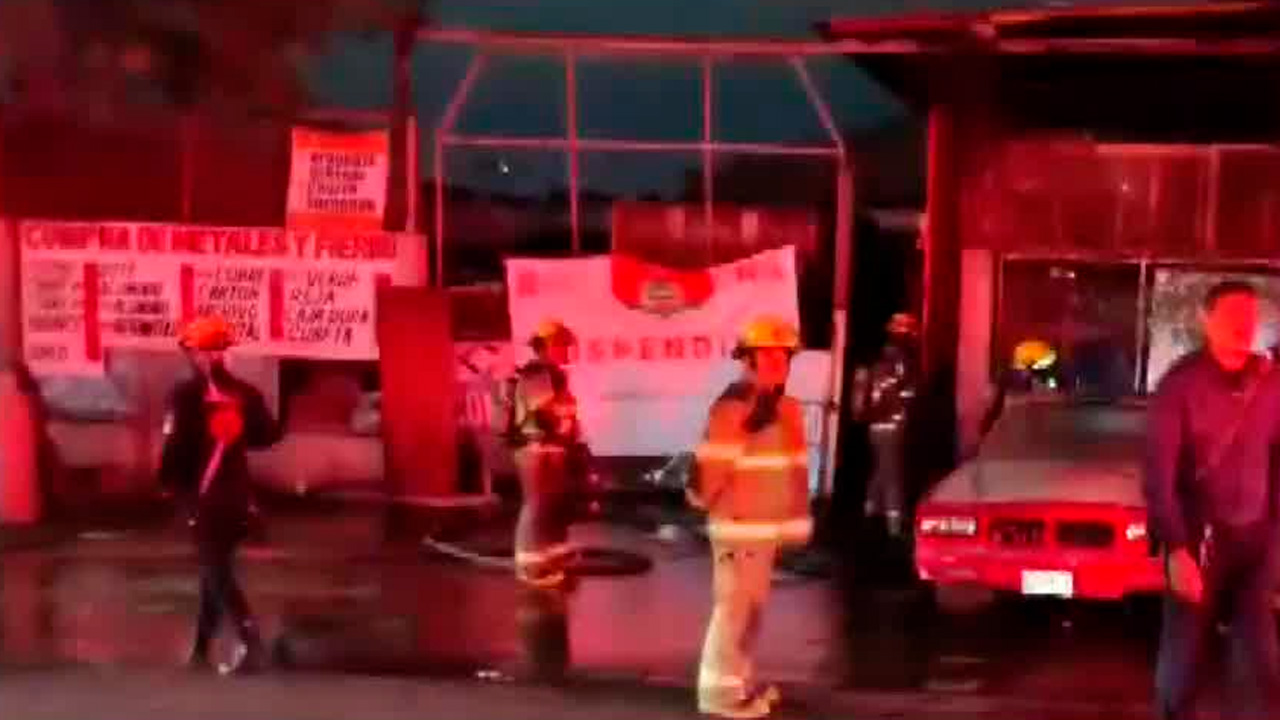Un incendio consumió un negocio de compra y venta de chatarra en la colonia Lomas del Roble, en Monterrey.