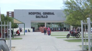 En la imagen se observan las letras del Hospital General de Saltillo, una estructura de corazón y una motocicleta.