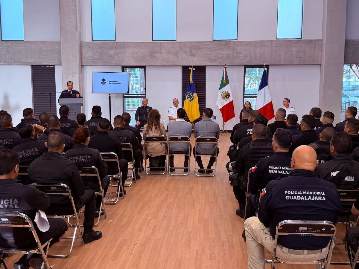 Poolicías estatales de Jalisco y Mmunicipales de Guadalajara en salón
