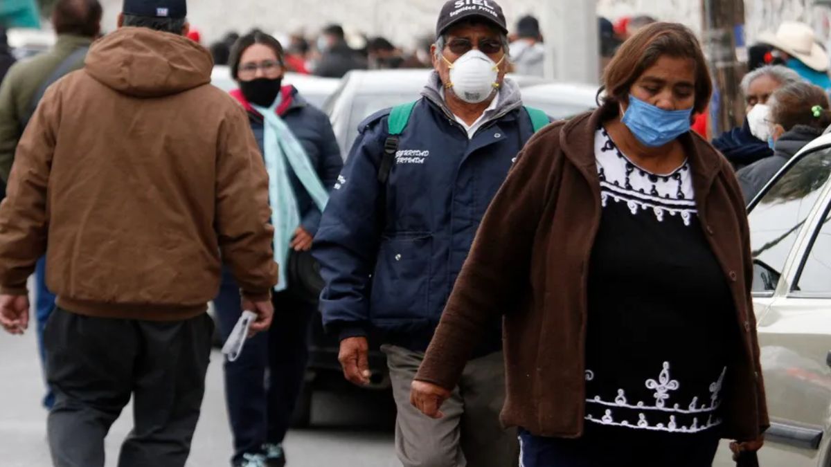 Gente con frío caminando en las calles, utilizando chamarras.