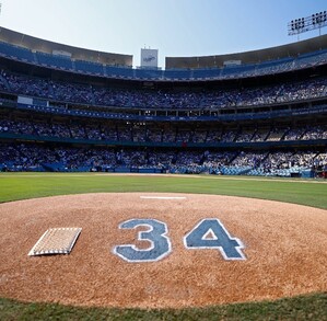 Los Dodgers rindieron homenaje a Fernando Valenzuela tras su partida, esto colocando el número 34 en la lomita durante la Serie Mundial de 2024.