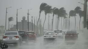 autos atraviesan lluvias y rachas de viento por el frente frío 13 en veracruz