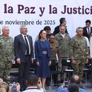Claudia Sheinbaum al centro vistiendo conjunto morado acompañada de autoridades federales, estatales y municipales en Michoacán
