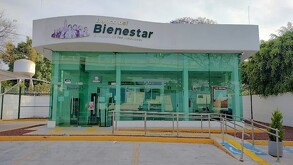 Vista exterior y de frente de una sucursal del Banco del Bienestar ubicada sobre Calzada Revolución en Guadalajara que cuenta con rampa para discapacitados