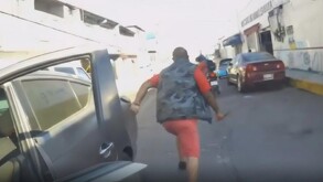 Hombre correteando a un motociclista con un machete en la mano en Los Reyes La Paz.