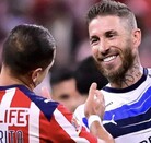Sergio Ramos sonriéndole a Chicharito tras la victoria de las Chivas sobre Monterrey en Jornada 17 del Apertura 2025.