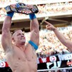 John Cena levantando el Campeonato de los Estados Unidos luego de derrotar a Rusev en Wrestlemania 31.