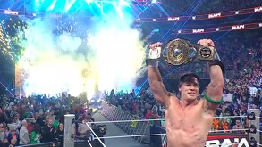 John Cena levantando el Campeonato Intercontinental en el show de Raw.