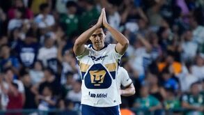 José Juan Macías en un partido con Pumas