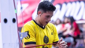 Josué Andriassi vistiendo la ropa de entrenamiento de Fuerza Regia en la temporada 2025 de la LNBP.