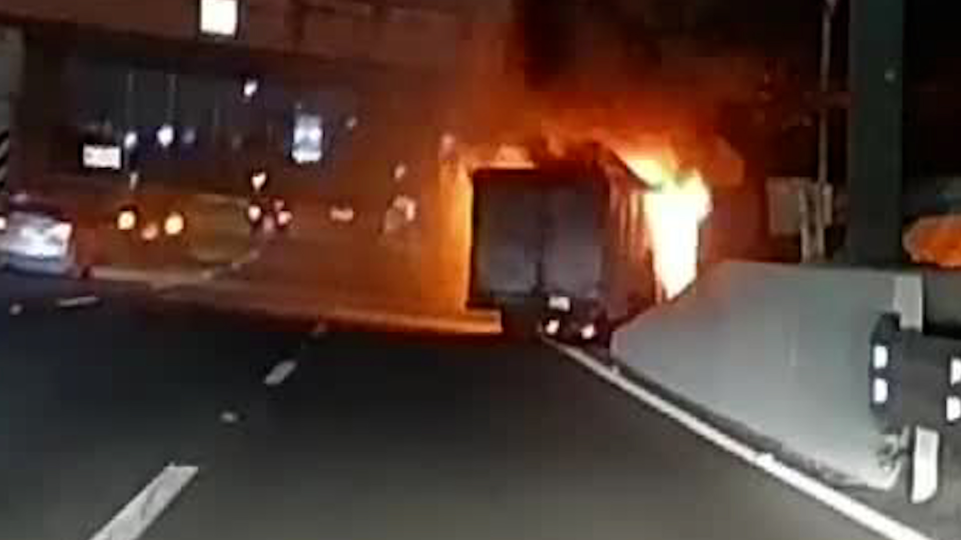 La camioneta se impactó a un costado de la vialidad y se incendio, mientras que los tripulantes señalaron que no presentaron daños considerables.