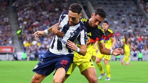 Lucas Ocampos enfrentándose a Sebastián Cáceres en el partido de jornada regular entre Rayados y América