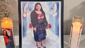 Retrato de María Florinda Ríos Pérez en el altar de su funeral con dos veladoras encendidas a los lados con la imagen de Jesucristo en una de ellas