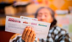 La imagen muestra un comprobante de pago del programa social de la Secretaría del Bienestar, Pensión para el Bienestar de las Personas Adultas Mayores