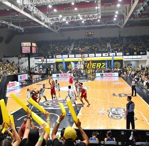 Arena Mobil abarrotada en el tercer juego de la Gran Final de la LNBP 2025.