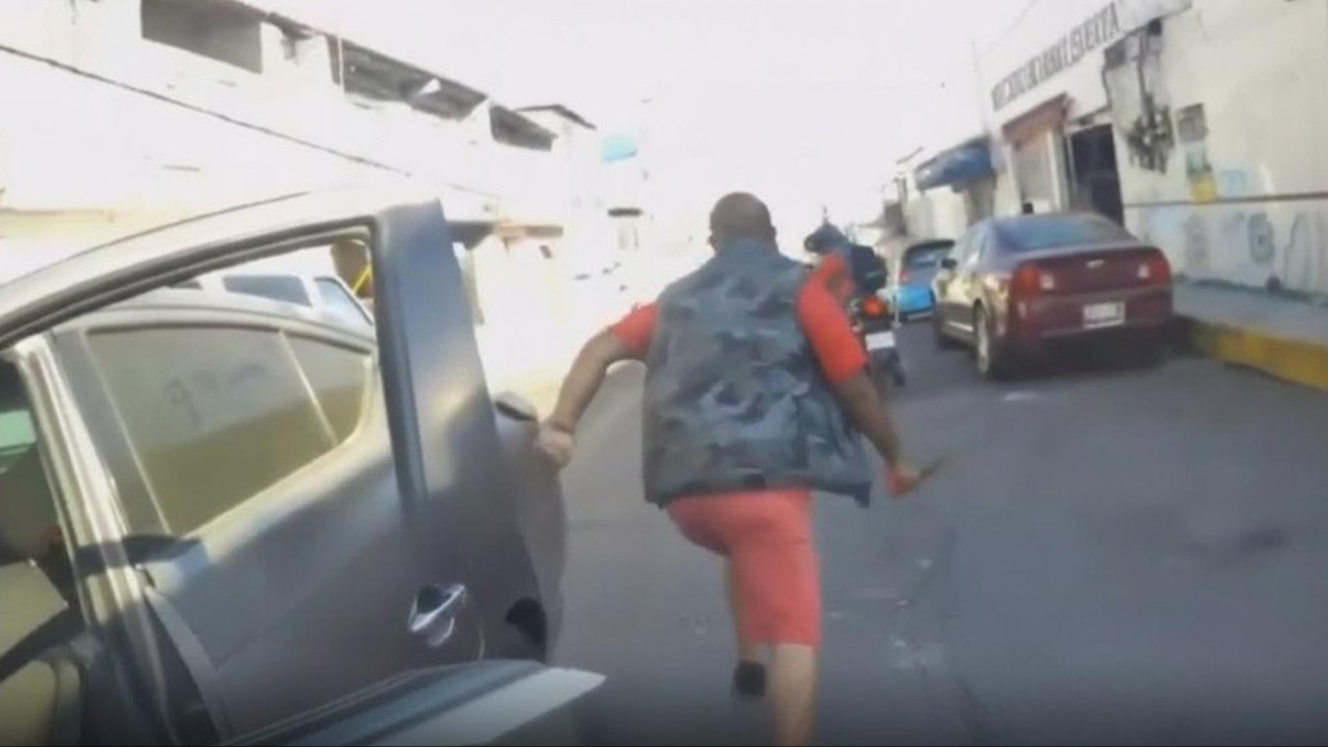 Uno de los agredidos relató que el conductor sacó un machete de la parte baja de su asiento y empezó a corretear a uno de los motociclistas.