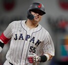 Munetaka Murakami jugando al beisbol para el equipo de los Tokyo Yakult Swallows.